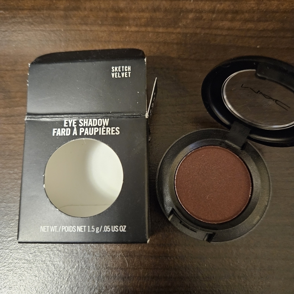 Mac Single Eyeshadow in Sketch Velvet(NIB)